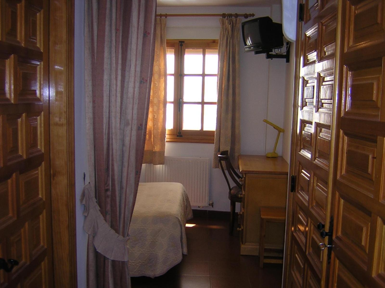 Hostal Restaurante La Muralla Canete  Dış mekan fotoğraf