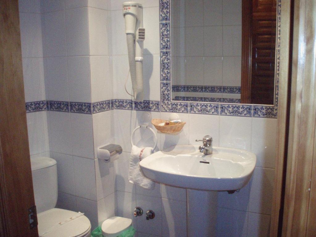 Hostal Restaurante La Muralla Canete  Oda fotoğraf